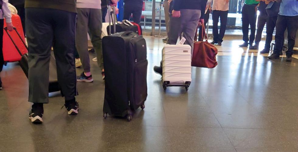 Passasjerer på vei ut av flyplass.