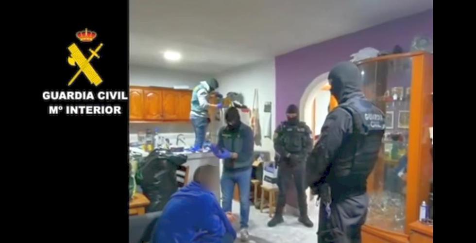 politibetjenter på husransakelse