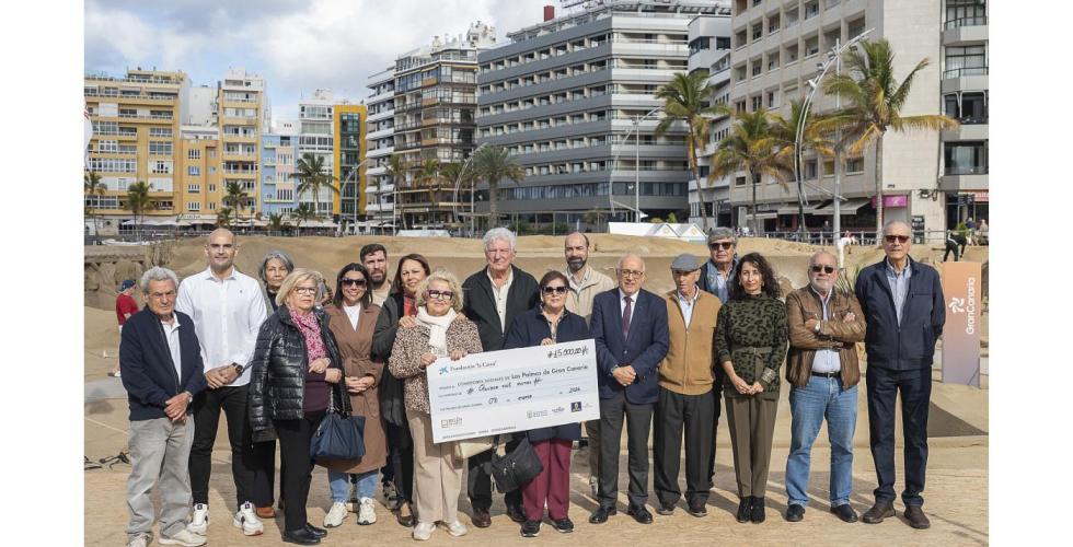 Julekrybben i sand i Las Palmas ga penger til suppekjøkken.