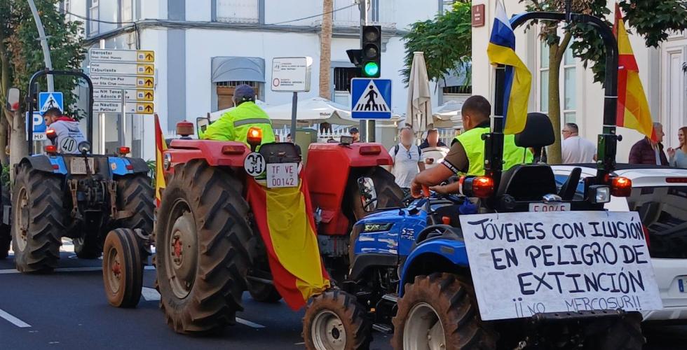 Traktorer i demonstrasjonstog.