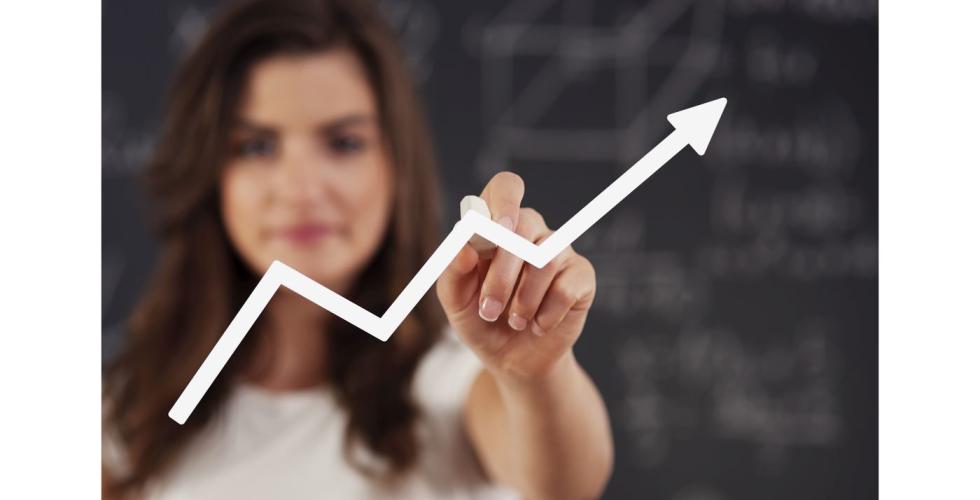 Kvinne tegner oppadgående pil.