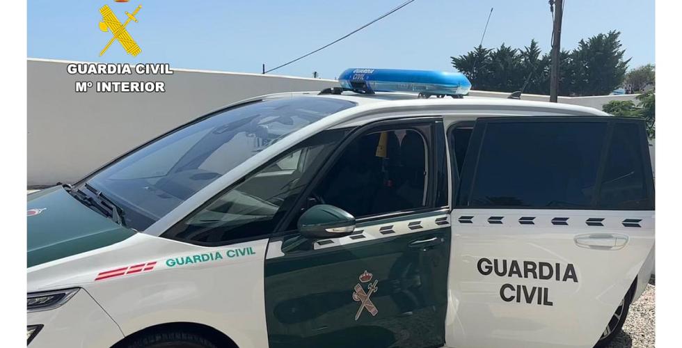 Politibil fra Guardia Civil med åpen bakdør. 