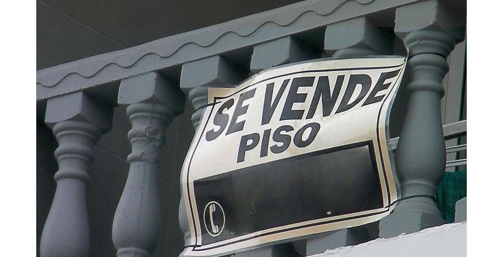 Balkong med skilt se vende til salgs