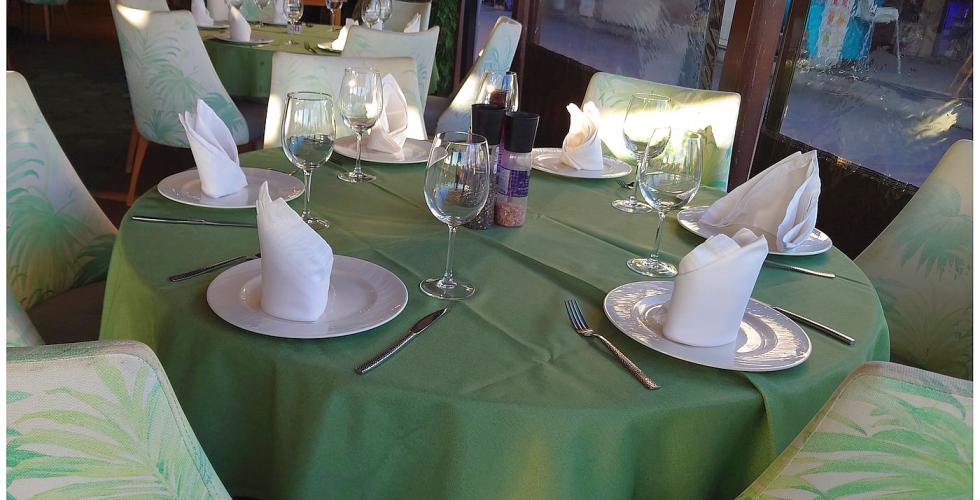 Dekket bord på restaurant