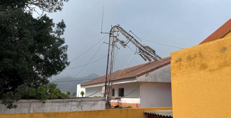 Knekt kommunikasjonsmast på hustak. 