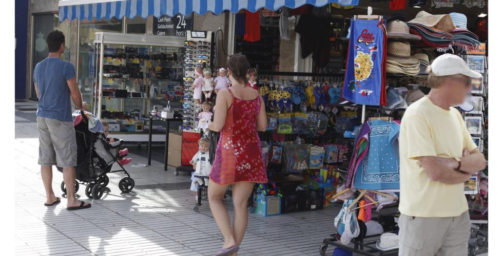 Turister foran souvenirbutikk