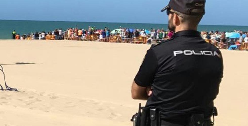Politibetjent på strand på Gran Canaria.