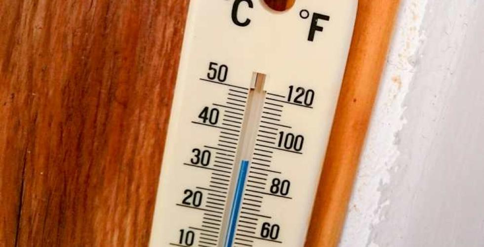 Gradestokk på vegg.