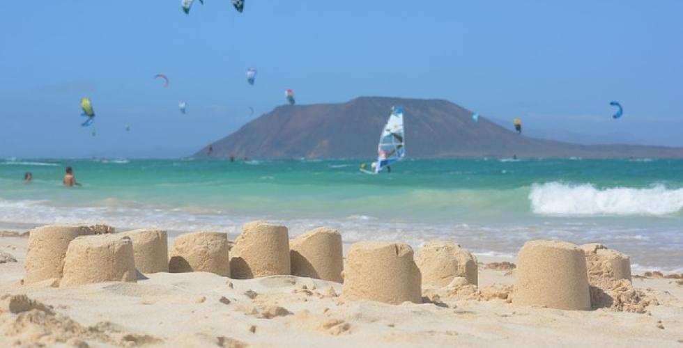 Corralejo-stranden på Fuerteventura med ön Los Lobos i bakgrunden.