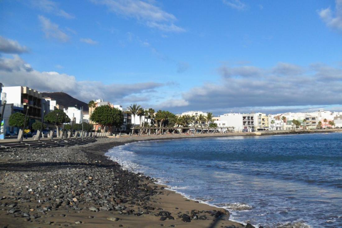 Arinaga har en lang og fin strandpromenade