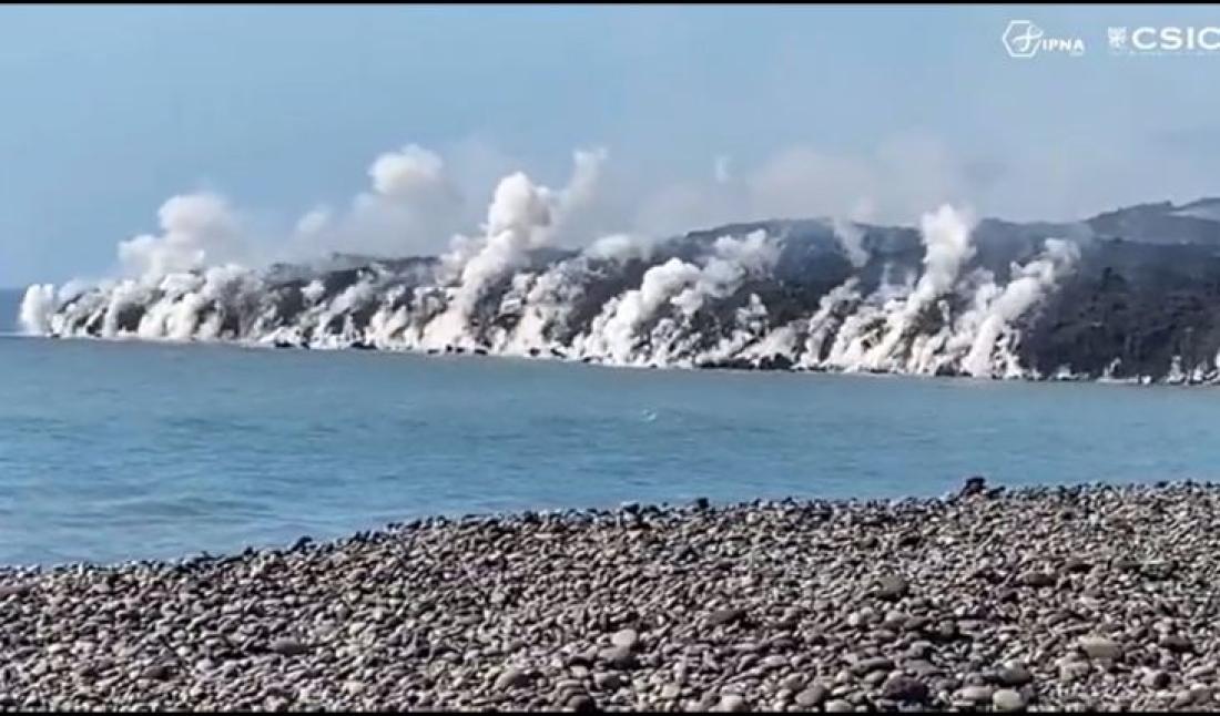 Vulkanutbrudd på La Palma september 2021. Lavaen bygger land.