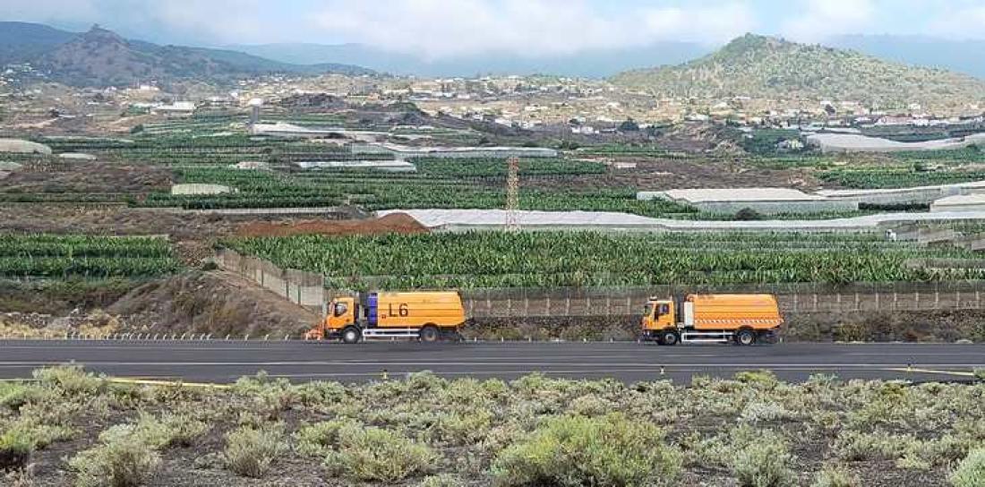 Vulkanutbrudd på La Palma september 2021. Askefjerning på La Palma lufthavn.