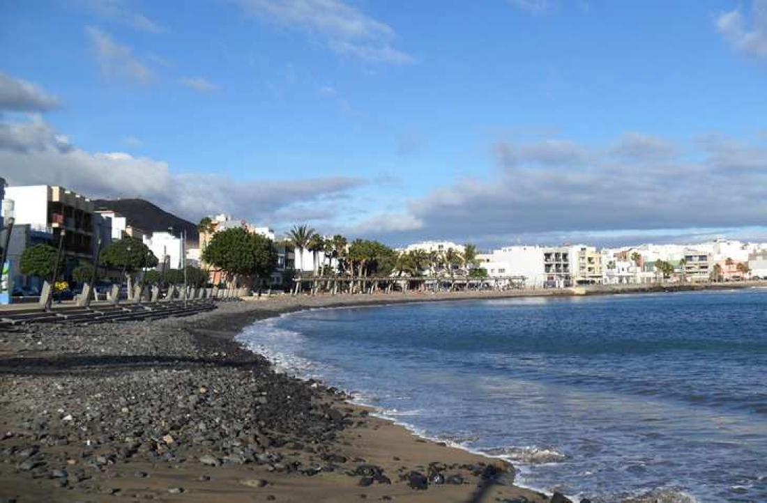 Den lange strandpromenaden i Arinaga