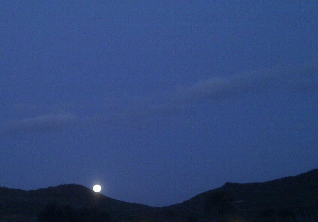 Fullmåne på vei opp over Temisas